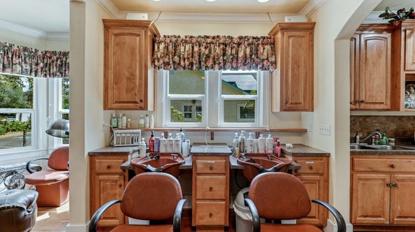 Standalone Commercial Cottage: 2437 Old Eureka Way, Redding, CA 96001